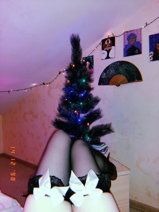 Tatlı monica yeni yıl arifesinde vücuduyla oynuyor.