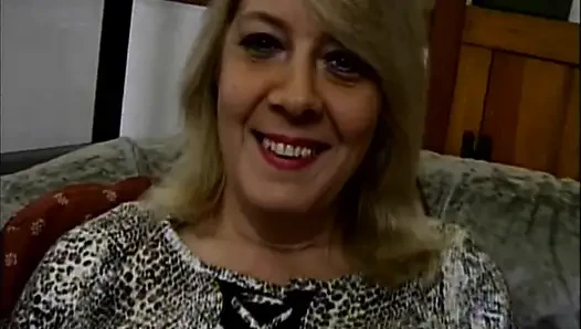 Azgın orta yaşlı seksi kadın derin yumruk sokma eyleminden çılgınca fışkırtıyor
