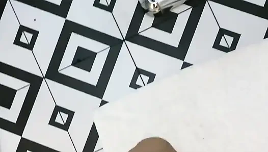 Eğlenmek için duşa gir. Senin için daha fazla ayak