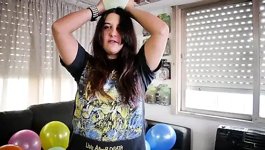 Metal kız partiden önce tüm balonları patlatıyor - tavşan looner [lowres]