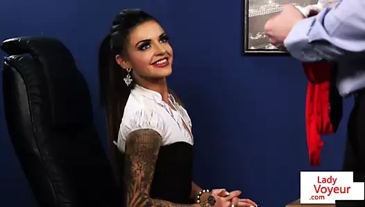 Stockinged İngiliz röntgenci komutları alt için römorkör