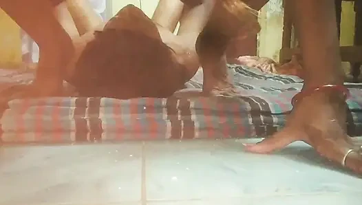 Üvey kız kardeşim yüzüme oturuyor ve işemeyi bitirdim tüm sidiğini yutıyorum
