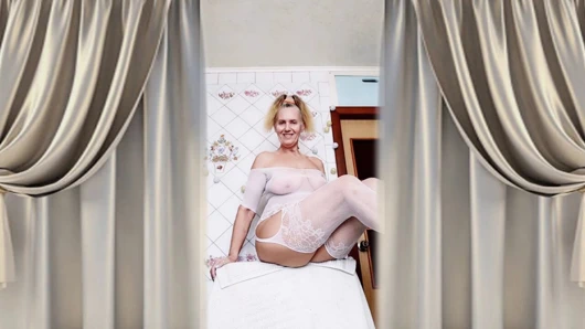 Ateşli ev hanımı Lukerya mutfakta açık şeffaf beyaz tulumla flört ediyor.