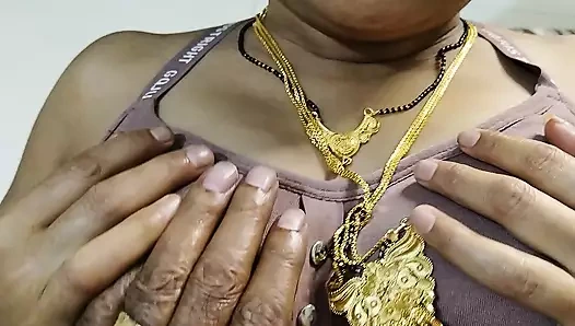 Hintli genç kız üvey babasını sikip emmeden önce ön sevişme yapıyor