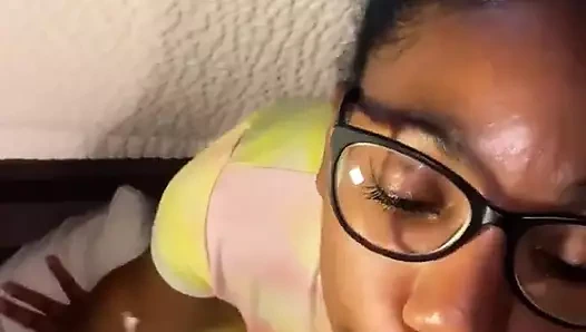 Daha yeni 18 oldum. Lütfen boğazımı sik