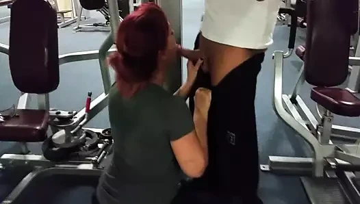 Ins Gesicht gespritzt beim Sport im Fitnesstudio