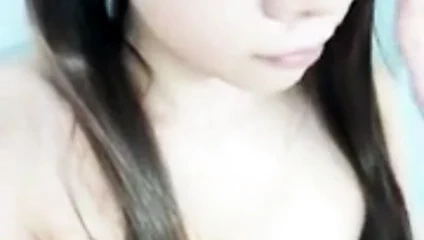 Büyük memeli Asyalı kamera kızı