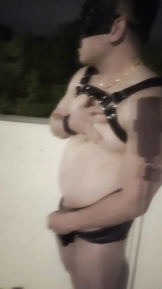 Gece yarısı köprü azdırma: Asyalı kaslı adamın deri kaplı yarağı ortaya çıkıyor