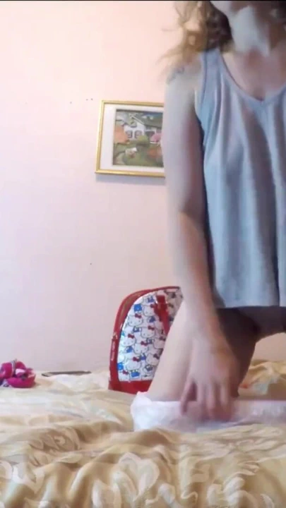 Plastik külotla tuvalette işiyor ve mastürbasyon yapıyor | Klip 2