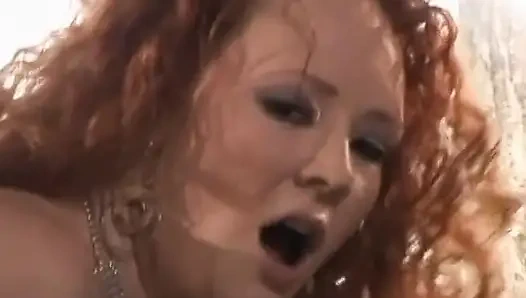 Büyük yarak kızıl saçlının göt deliğini parçalıyor