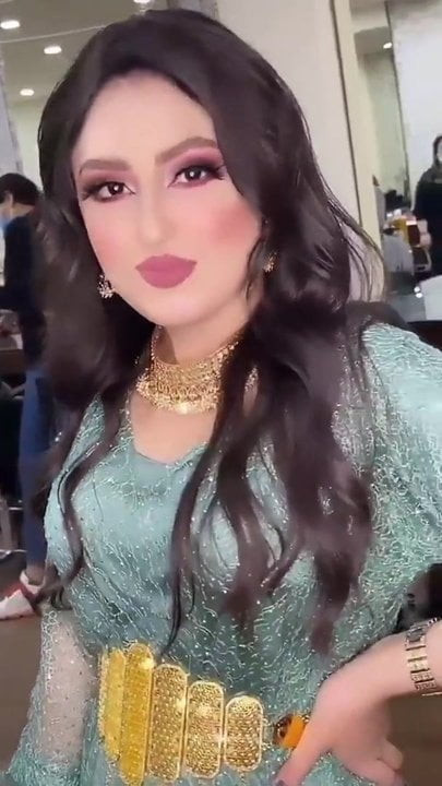 Kürt kadın elbiseli güzel kürt büyük meme kraliçesi