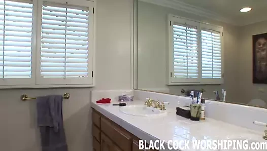 Siyah bir adamla yatmamı izlemeyi kaldırabilir misin?