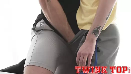 Twinktop - seksi küçücük twink çocuk eyersiz onun seksi kaslı kolej koç