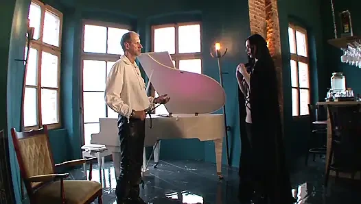 Sevimli bdsm kız - işkenceyi seviyor