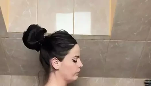 Sahibe hayal kırıklığını duş alıyor