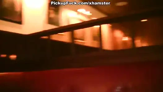 Seksi kız herkesin önünde oral seks yapar