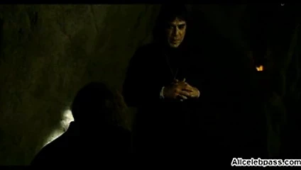 Çıplak aktris işkence görüyor