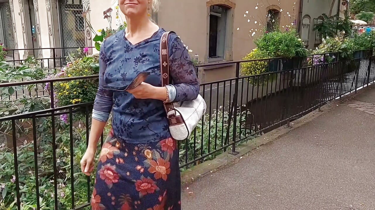 Amatör sarışın olgun kadın yürüyüşten sonra seksin tadını çıkarıyor