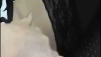 Kız mastürbasyon yapıyor ve otoyolda sürüş boşalan