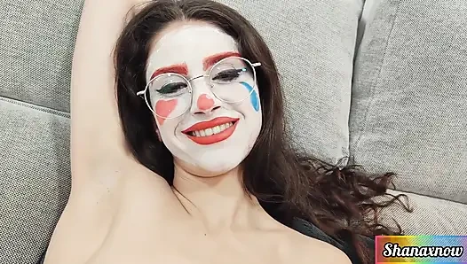 Shana en seksi palyaço striptiz yapıyor