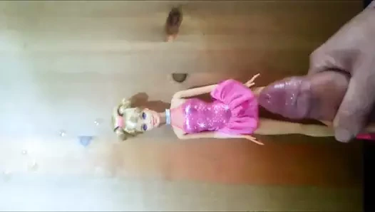 barbie bebek üzerinde Cum