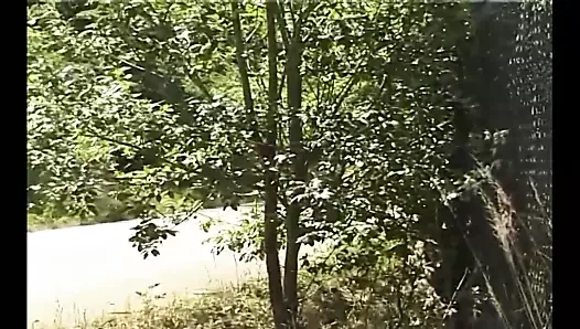 Notgeile Frau bumst verwirrten Anhalter am Feldweg