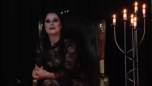 Tombul orta yaşlı seksi kadın vahşi bdsm için domine ediliyor