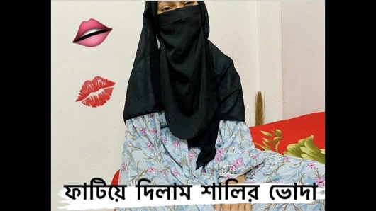 Ateşli genç çift otel odasında romantik seks yapıyor