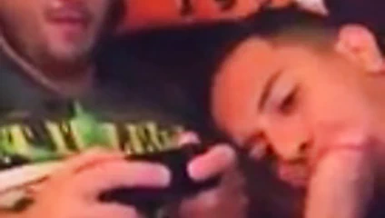 Erkek arkadaşının büyük aletini emiyor