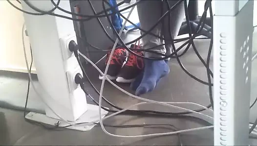 Seksi meslektaşlarım iş sırasında sarkan çoraplı ayakları