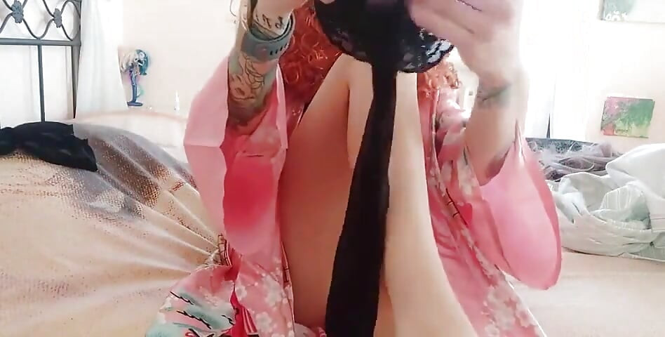 Chantal Channel güzel bir teşhircidir. Fahişe külotunu ve o çorapları seviyorum