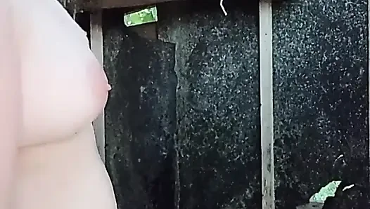 Düzgün vücutlu bir kızın sokakta kendini yıkamasını izliyorum.