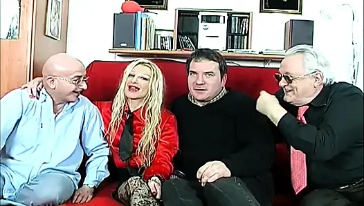 Siyah çoraplı seksi sarışın iki sapık adama yumruk sokuyor