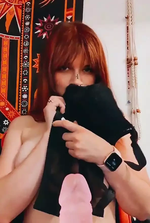 Sürtük küçük Velma yapay penisiyle 31 çekmeyi seviyor