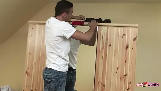 Cinsel etkileşimden önce üvey oğlunun penisinde oral stimülasyon bu cinsel olarak tahrik edilen üvey annenin doruk noktası yapmasına neden olur.