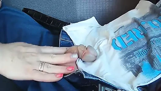 Sürtük arka koltukta arabada sikimi parmaklıyor