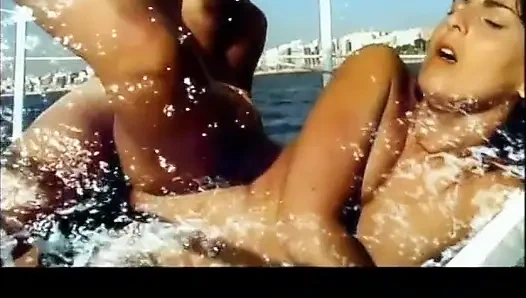 İki genç sürtük için teknede ateşli üçlü seks sahibinin yarağını emiyor