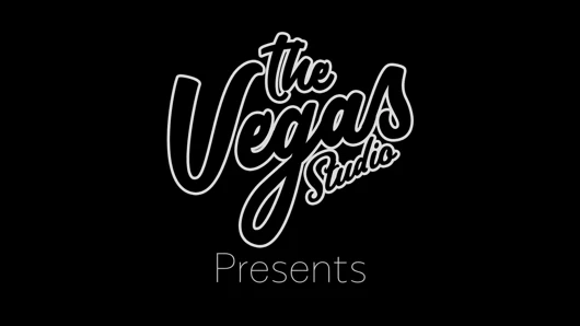 Parkta bir adamla tanıştım ve sonunda onu ormanda emdi ve becerdi!