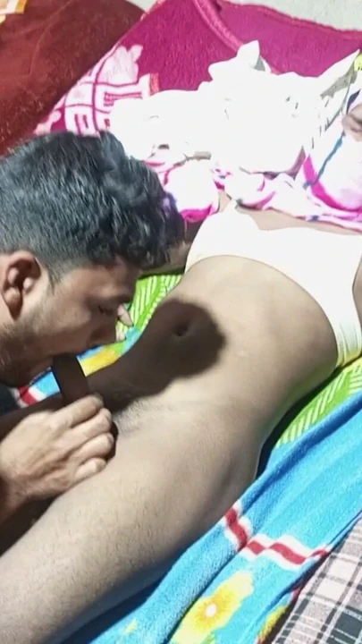 Kadının götü kocasının önünde iki erkek arkadaşı tarafından sikildi ve adam arkadaşını aradı ve ondan götünü sikmesini istedi. | Klip 2