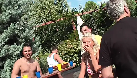 Sarışınlarla Vahşi Havuz Partisi Grup Seks Partisi Büyük Yarak Emiyor
