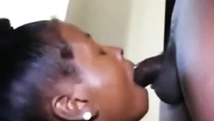 Büyük zenci yarağıyla sakso çekiyor