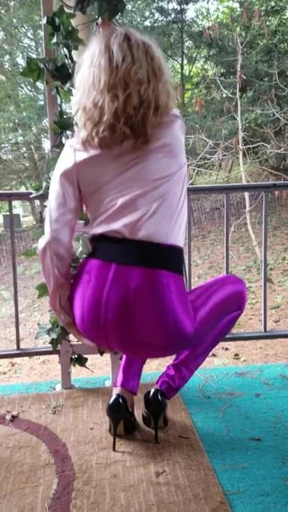 Seksi karım benim için saten içinde dans ediyor