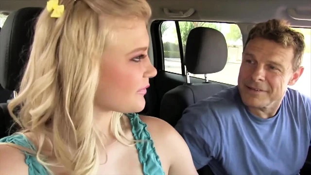 Genç kızlar azgın yaşlı erkeklerle sikişiyor