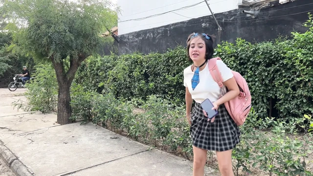 Üniversiteden kaçtım ve sert seks yapmak için erkek arkadaşımın evine gidiyorum ve sonunda masum yüzüme boşalıyorum