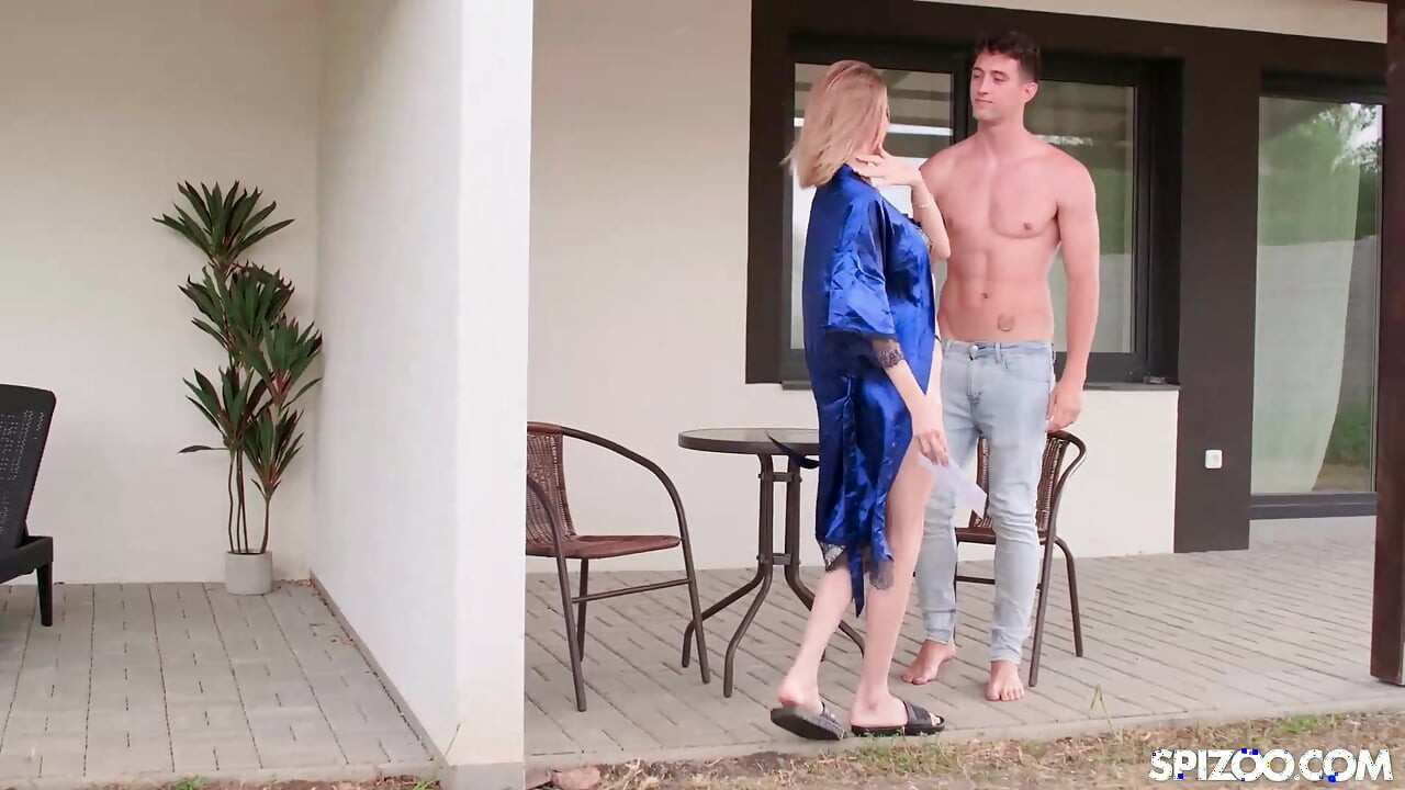 Baştan çıkarıcı sarışın Molly Devon sert seksten önce yarak emiyor