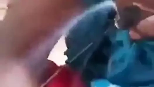 Hint adım anne boob press içinde saree