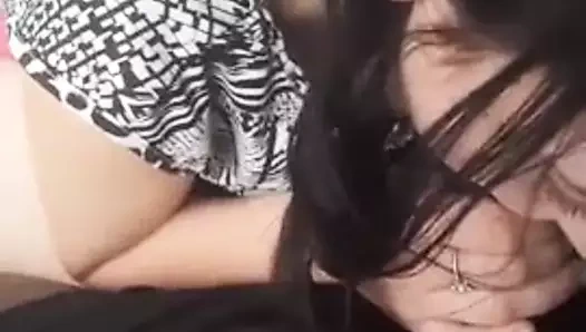 Petite blanche suce magnifiquement bien