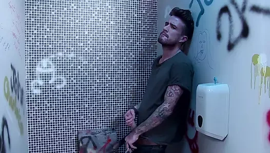 Leyla Morgan ve Luke Hotrodh lavatory sikişiyor