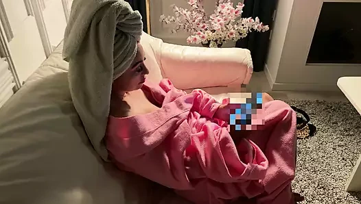 Rahatlatıcı bir banyodan sonra Mira Flame sadece kendine bir dakika ayırıyor