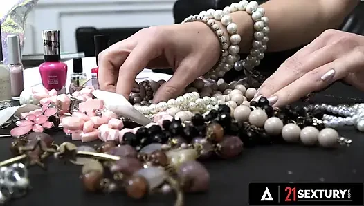 21 sextury - lilu moon mükemmel ayaklar şehvetli ayakla muamele ve gırtlağına kadar alıyor